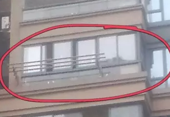 6岁男童从阳台坠下当场身亡 家中房门被反锁